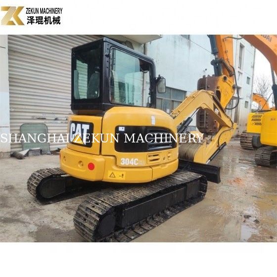 Kapalı kabinli ve orijinal hidrolik silindirli 4 tonluk kullanılmış CAT 304 kazıcı