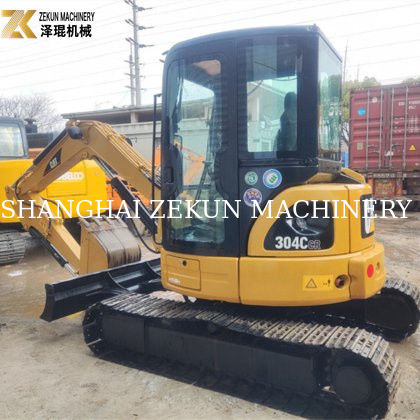 Kapalı kabinli ve orijinal hidrolik silindirli 4 tonluk kullanılmış CAT 304 kazıcı