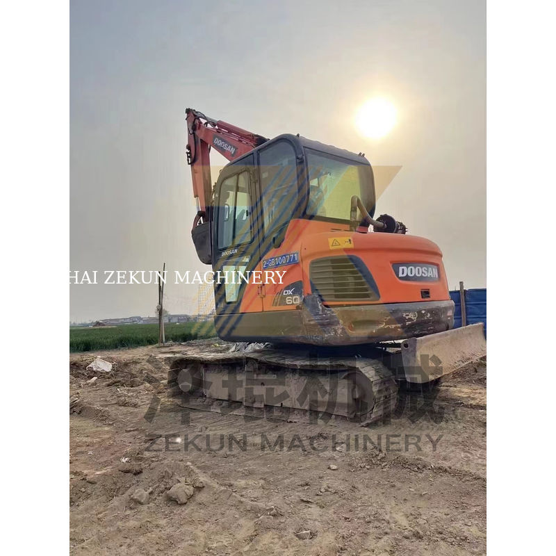 2015 kullanılmış Doosan DH60-7 kazıcı iyi durumda İyi 5500 KG makinesi ağırlığı