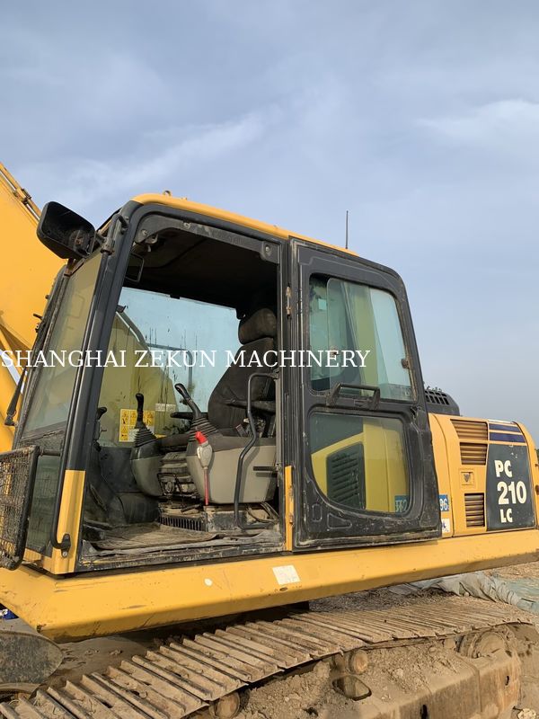 2015 Komatsu PC210LC-8MO Kazı Makinesi 100 Kg'lık çalışma ağırlığı ve 9 kg'lık en yüksek kazma kapsamı ile
